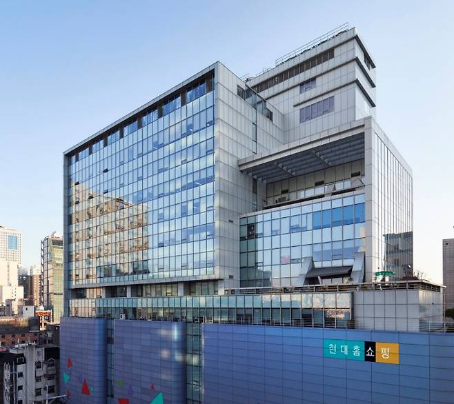 현대홈쇼핑이 오는 20일 40여 개 브랜드의 430여 개 패션 이월 상품을 할인 판매하는 'D숍'(Discount SHOP)을 오픈한다. /사진=현대홈쇼핑