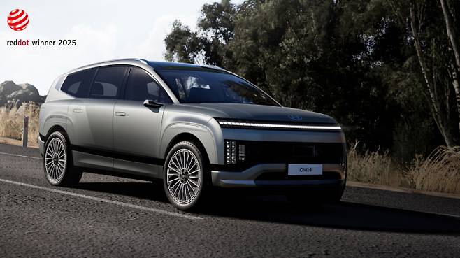 현대차·기아는 21일 ‘2025 레드 닷 어워드: 제품 디자인’에서 최우수상 1개와 본상 6개 등 7관왕을 달성했다고 밝혔다.   사진은 '2025 레드 닷 어워드'에서 본상을 수상한 '아이오닉9' 모습. /사진=현대차·기아 제공