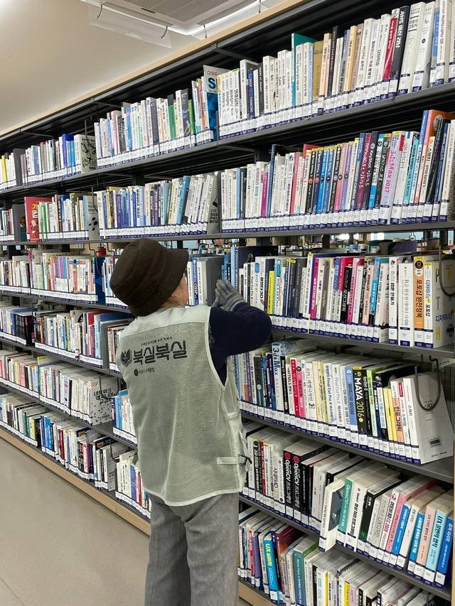 마포중앙도서관 직원이 ‘책마중-북실북실’ 이용자에게 배송할 책을 고르고 있다. 마포구청 제공