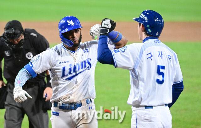 2025년 10월 14일 오후 대구 삼성라이온즈파크에서 열린 '2025 신한 SOL Bank KBO 포스트시즌' SSG 랜더스와 삼성 라이온즈의 준플레이오프 4차전 경기. 삼성 디아즈가 8회말 2사 1루서 2점 홈런을 친 뒤 기뻐하고 있다./마이데일리