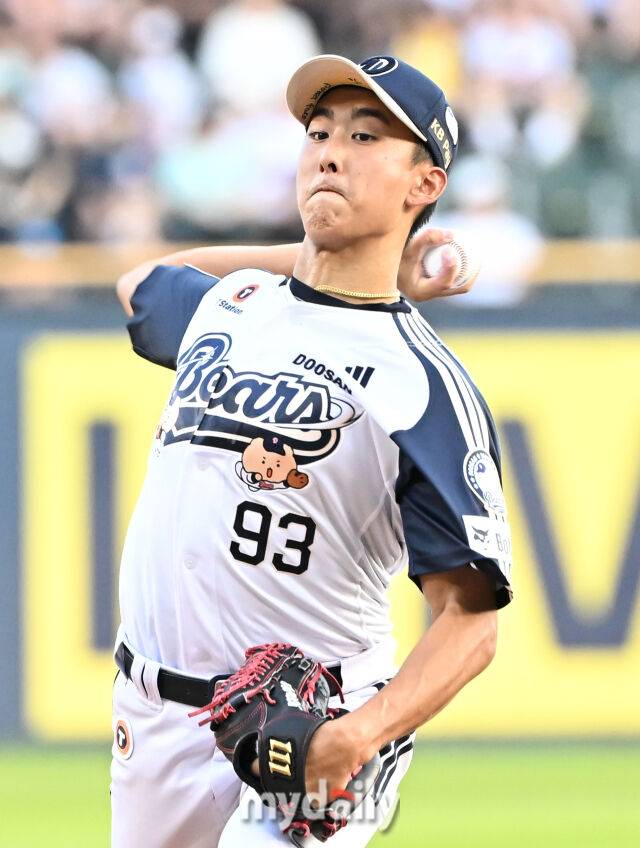 23일 오후 서울 잠실야구장에서 진행된 '2025 프로야구 KBO리그' 두산베어스와 KT위즈의 경기. 두산 선발투수 제환유가 역투하고 있다./마이데일리