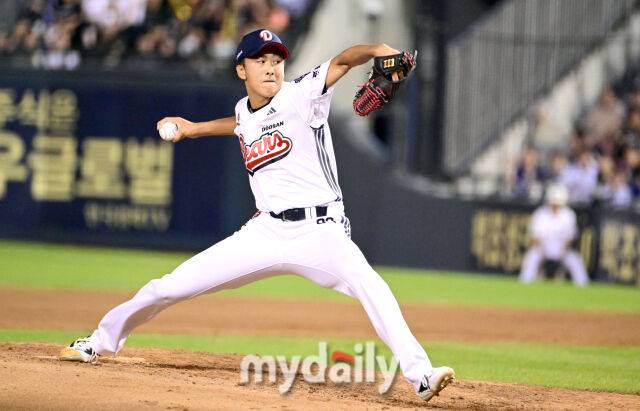 2025년 8월 27일 오후 서울 잠실구장에서 열린 '2025 신한 SOL뱅크 KBO 리그' 삼성 라이온즈와 두산 베어스의 경기. 두산 제환유가 4회초 역투하고 있다./마이데일리