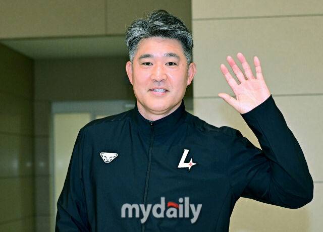 SSG 랜더스 이숭용 감독이 19일 인천국제공항을 통해 2026시즌 1차 스프링 캠프 참석 차 미국 플로리다로 출국했다./인천공항 = 한혁승 기자