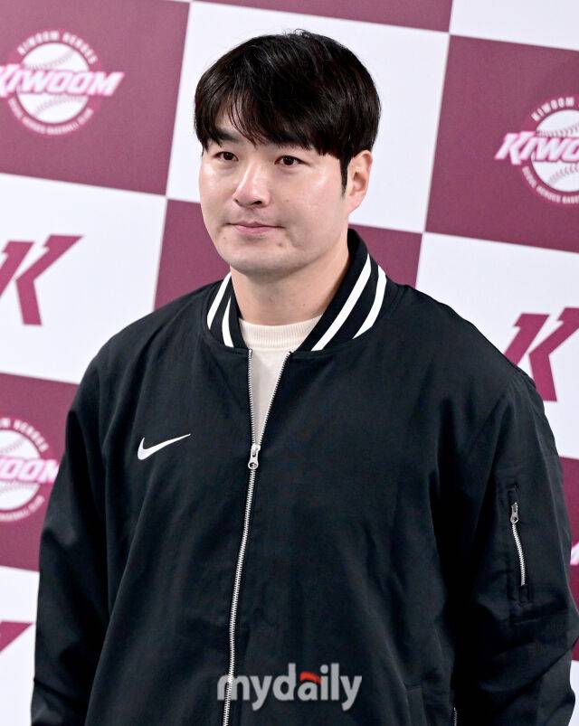 2026년 1월 15일 오후 서울 고척스카이돔에서 키움 히어로즈 박병호 잔류군 선임코치 기자회견이 열렸다. 박병호 코치가 인사하고 있다. 2005년 LG트윈스에서 프로생활을 시작한 박병호 선임코치는 2011년 트레이드로 히어로즈 유니폼을 입었다. 2016년 포스팅 시스템을 통해 미국 메이저리그에 진출한 뒤 2018년 히어로즈로 복귀해 2021년까지 활약했다. 이후 KT위즈, 삼성 라이온즈에서 선수 생활을 이어갔으며, 지난 시즌을 끝으로 현역에서 은퇴했다. 그리고 키움 히어로즈에서 지도자로 제2의 야구 인생을 시작한다./마이데일리