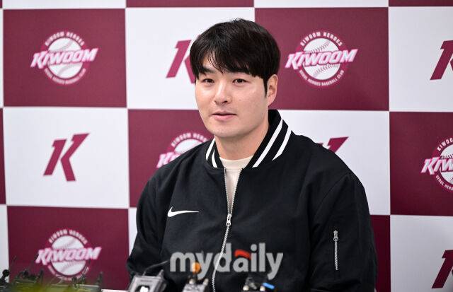 2026년 1월 15일 오후 서울 고척스카이돔에서 키움 히어로즈 박병호 잔류군 선임코치 기자회견이 열렸다. 박병호 코치가 인사하고 있다. 2005년 LG트윈스에서 프로생활을 시작한 박병호 선임코치는 2011년 트레이드로 히어로즈 유니폼을 입었다. 2016년 포스팅 시스템을 통해 미국 메이저리그에 진출한 뒤 2018년 히어로즈로 복귀해 2021년까지 활약했다. 이후 KT위즈, 삼성 라이온즈에서 선수 생활을 이어갔으며, 지난 시즌을 끝으로 현역에서 은퇴했다. 그리고 키움 히어로즈에서 지도자로 제2의 야구 인생을 시작한다./마이데일리