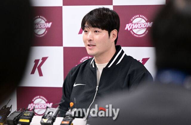 2026년 1월 15일 오후 서울 고척스카이돔에서 키움 히어로즈 박병호 잔류군 선임코치 기자회견이 열렸다. 박병호 코치가 인사하고 있다. 2005년 LG트윈스에서 프로생활을 시작한 박병호 선임코치는 2011년 트레이드로 히어로즈 유니폼을 입었다. 2016년 포스팅 시스템을 통해 미국 메이저리그에 진출한 뒤 2018년 히어로즈로 복귀해 2021년까지 활약했다. 이후 KT위즈, 삼성 라이온즈에서 선수 생활을 이어갔으며, 지난 시즌을 끝으로 현역에서 은퇴했다. 그리고 키움 히어로즈에서 지도자로 제2의 야구 인생을 시작한다./마이데일리