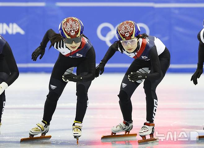 [진천=뉴시스] 김근수 기자 = 쇼트트랙 최민정(오른쪽)과 김길리가 7일 충북 진천 국가대표선수촌에서 열린 밀라노코르티나 동계올림픽 D-30 미디어데이에서 포즈를 취하고 있다. 2026.01.07. ks@newsis.com