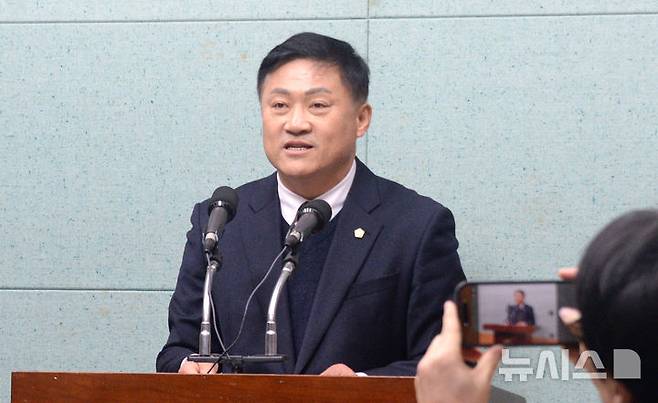 [전주=뉴시스] 김얼 기자 = 김정기 전북특별자치도의회 의원이 19일 전북 전주시 전북특별자치도의회 기자회견장에서 '악성 보도에 대한 고소 입장 발표' 기자회견을 열고 회견문을 낭독하고 있다. 2026.01.19. pmkeul@newsis.com