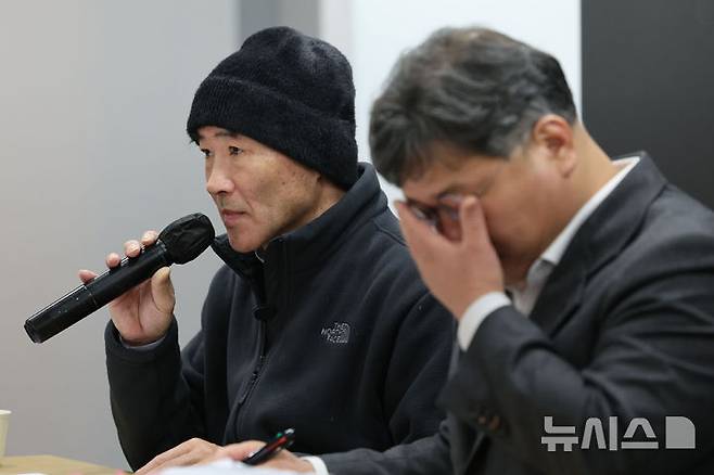 [서울=뉴시스] 권창회 기자 = '서해 공무원 피살 사건'의 유족 이래진씨(왼쪽)와 법률대리인 김기윤 변호사가 19일 서울 서초구 한 사무실에서 서해 피살 사건의 판결문 공개 기자회견을 열고 발언하고 있다. 2026.01.19. kch0523@newsis.com
