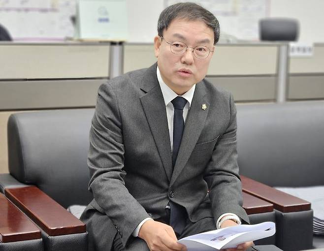 [청주=뉴시스] 이도근 기자= 6.3 지방선거 청주시장 출마를 선언한 박완희 청주시의원이 19일 청주시청 기자실을 찾아 더불어민주당 충북도당 당원 명부 유출 논란에 대한 입장을 밝히고 있다. 2026.01.19. nulha@newsis.com  *재판매 및 DB 금지