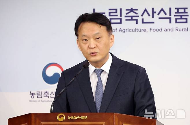 [세종=뉴시스] 강종민 기자 = 윤원습 농림축산식품부 농업정책관이 19일 세종시 정부세종청사에서 제1차 농업고용인력 지원 기본계획(2026~2030)을 발표하고 있다. 2026.01.19. ppkjm@newsis.com