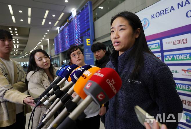 [인천공항=뉴시스]  Reporter Hong Hyo-sik = Ahn Se-young, who won the Badminton World Federation (BWF) World Tour India Open (Super 750), returned to Incheon International Airport Terminal 1 on the 19th and is answering questions from reporters. 2026.01.19. yesphoto@newsis.com