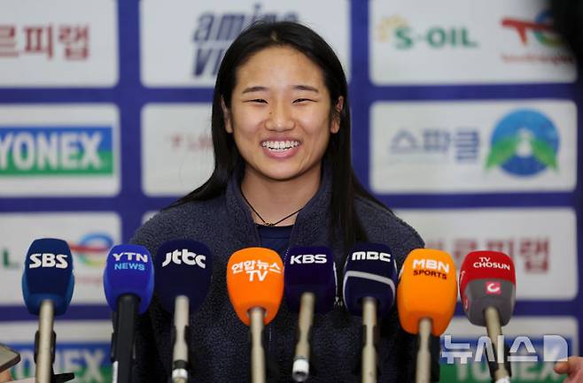[인천공항=뉴시스] 홍효식 기자 = 세계배드민턴연맹(BWF) 월드투어 인도 오픈(수퍼 750)에서 우승한 안세영이 19일 인천국제공항 제1터미널로 귀국해 취재진 질문에 답하며 활짝 웃고 있다. 2026.01.19. yesphoto@newsis.com