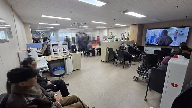 [서울=뉴시스]  도봉구 지체장애인 전용 쉼터를 이용 중인 구민들. 2026.01.19. (사진=도봉구 제공) *재판매 및 DB 금지