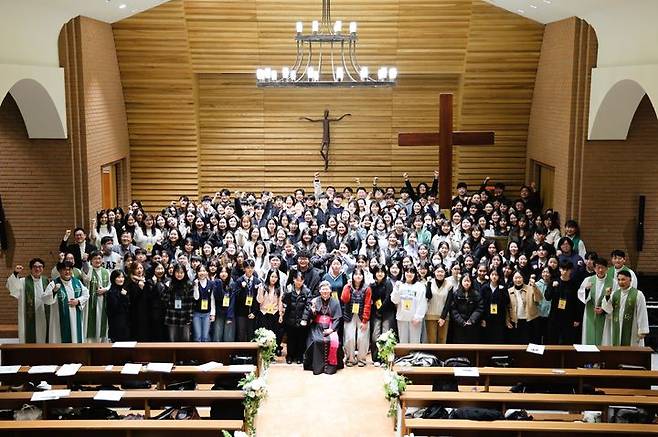 2027 서울 세계청년대회 합창단과 합주단 창단 미사 후 정순택 대주교를 포함한 관계자들이 기념사진을 촬영하고 있다. (사진=천주교 서울대교구 제공) *재판매 및 DB 금지