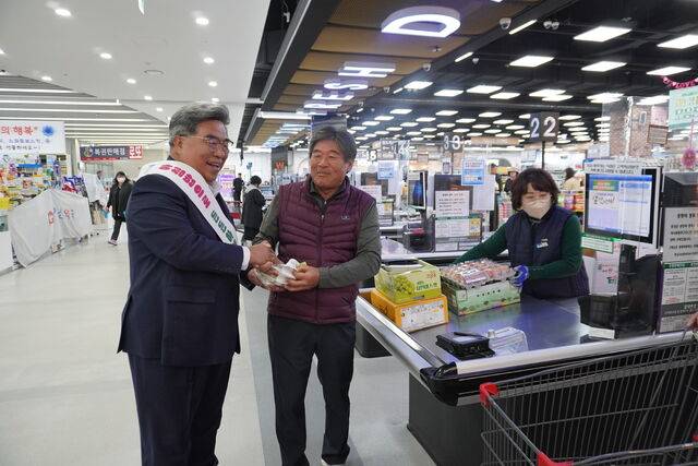 김종래 충남 예산 삽교농협 조합장이 내포농수산물종합유통센터를 찾은 고객과 인사를 나누고 있다.