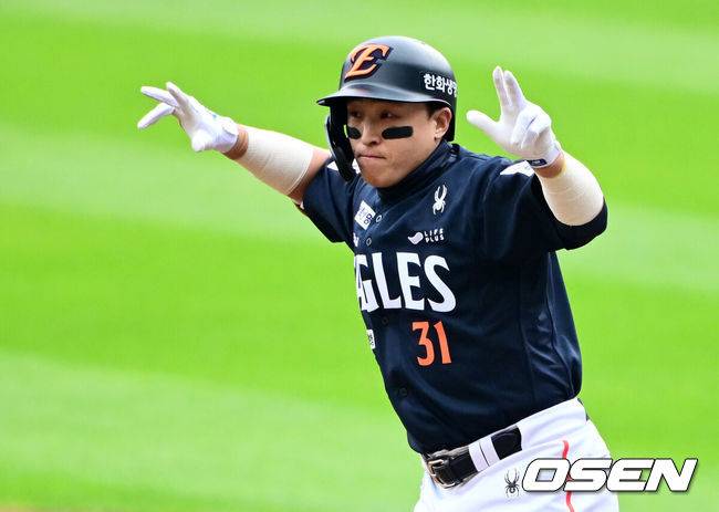 [OSEN=잠실, 지형준 기자] 26일 오후 서울 잠실야구장에서 2025 신한 SOL Bank KBO리그 포스트시즌 한국시리즈 1차전 LG 트윈스와 한화 이글스의 경기가 열렸다.LG는 앤더스 톨허스트, 한화는 문동주를 선발 투수로 내세웠다.1회초 무사에서 한화 손아섭이 우전 안타를 날리며 기뻐하고 있다. 2025.10.26 /jpnews@osen.co.kr