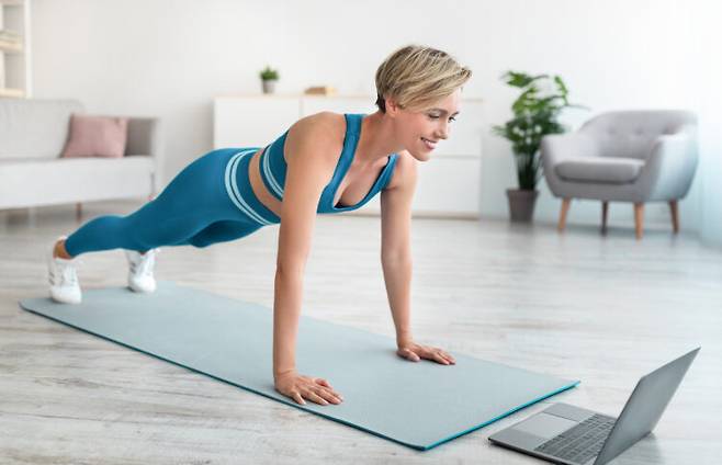 팔굽혀펴기는 상체 근육을 형성하고, 뼈 건강을 증진하는 등 여러 가지 건강 효능이 있는 저항성 운동이다. 게티이미지뱅크 제공