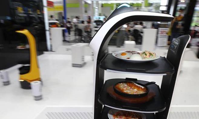 서빙 로봇. 연합
