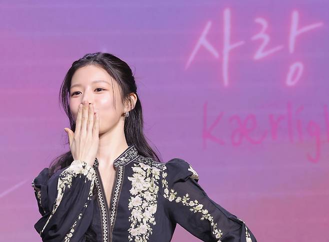 배우 고윤정이 지난 13일 서울 강남구 조선팰리스 서울강남에서 열린 넷플릭스 시리즈 ‘이 사랑 통역 되나요?’ 제작발표회에서 포즈를 취하고 있다. 뉴스1