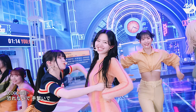 M.net M Countdown(엠카운트 다운)에서 'Click' 무대를 펼치는 가토 고코로(가운데). 유튜브 'M2' 캡처