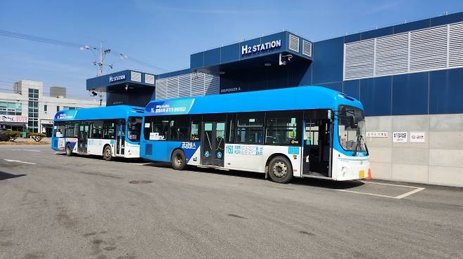 충전 중인 수소버스(경기도 제공)