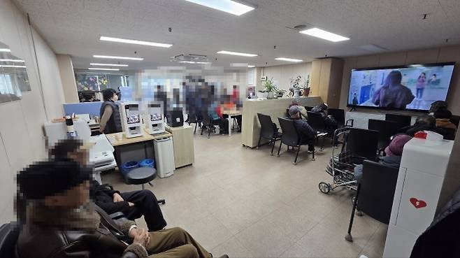 도봉구 쌍문동 ‘지체장애인 전용 쉼터’를 이용 중인 구민들 모습. 도봉구 제공