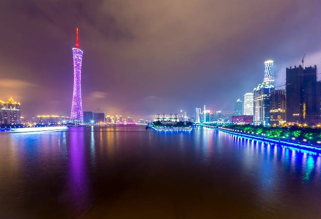 중국 광저우 주강 일대 야경. 대도시도 이제는 ‘체류와 경험’ 중심의 여행지로 재해석되고 있다. 123rf