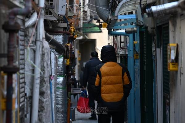 서울 아침 최저기온이 영하 6.7도까지 내려가며 한파가 찾아온 2024년 12월 19일 서울 종로구 돈의동 쪽방촌에 한 주민이 이동하고 있다. 홍윤기 기자