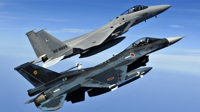 일본 항공자위대의 F-15 전투기와 F-2 전투기가 편대 비행을 하고 있다. 일본 정부 감사원은 미국산 방위장비 조달 과정에서 납기 지연이 반복되면서 자위대가 기존 전력을 장기간 운용해야 했다고 지적했다. (자료사진)