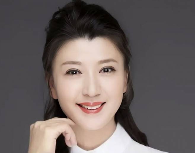 농촌 드라마로 서민적 이미지를 구축했던 중국 여배우 옌쉐징(53)이 “가족 부양에 연 1억 7000만원은 필요하다”는 발언으로 논란에 휩싸였다. 소셜미디어(SNS) 캡처