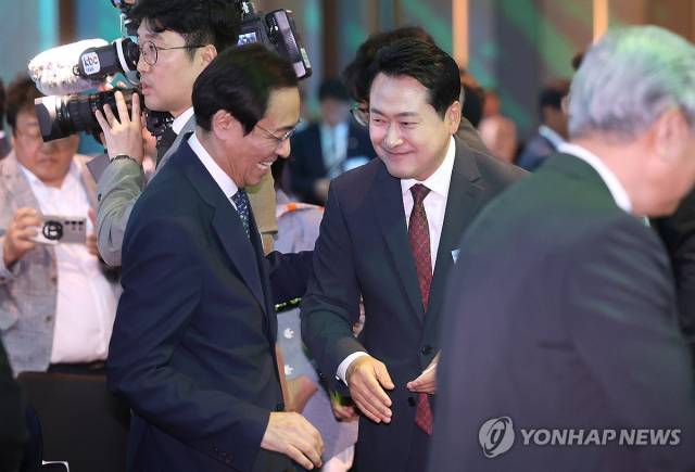 장동혁 국민의힘 대표와 우상호 정무수석이 지난해 9월 23일 서울 여의도 페어몬트 호텔에서 열린 KBC 광주방송 창사 30주년 기념식에서 대화하고 있다. 연합뉴스