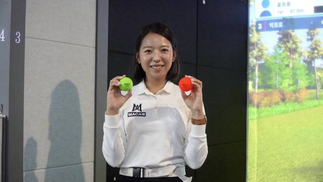 파크골프공을 들고 있는 이미향. 문예빈 기자