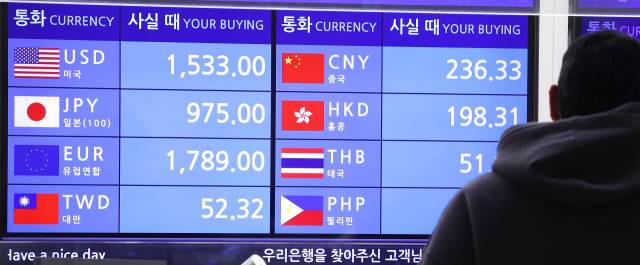 19일 인천공항에 있는 은행 환전창구에서 내·외국인이 환전 등을 문의하고 있다. 연합뉴스