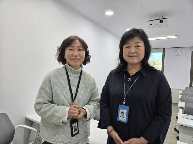 기상콜센터에서 근무 중인 이향미 상담사(왼쪽)과 채민정 상담사. 과천=박민주 기자