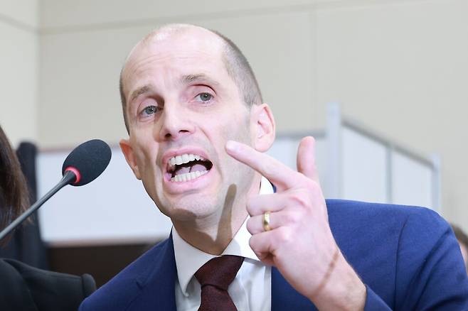 해롤드 로저스 쿠팡 임시대표가 지난해 12월31일 국회 과학기술정보방송통신위원회에서 열린 쿠팡 침해사고 및 개인정보 유출, 불공정 거래, 노동환경 실태 파악과 재발 방지 대책 마련을 위한 청문회에서 위원 질의에 답하고 있다. ⓒ연합뉴스