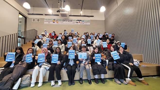 아산시는 지난 16일 선문대학교에서 유학생을 대상으로 아산페이 교육 후 기념사진 촬영을 하고 있다. ⓒ아산시 제공