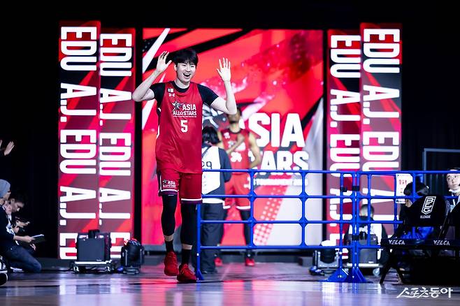 B리그 아시아 올스타팀 이현중이 16일 일본 나가사키 해피니스 아레나에서 열린 아시아 크로스 토너먼트 경기 시작에 앞서 소개와 함께 경기장으로 들어서고 있다. 사진제공｜B리그