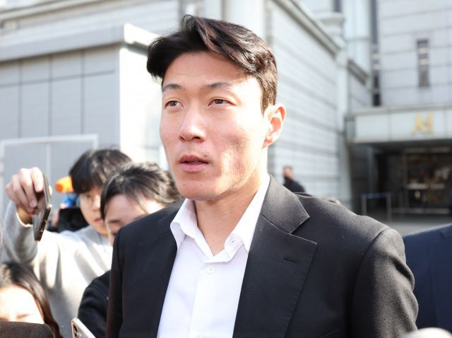 황의조가 지난해 2월 서울중앙지법에서 열린 1심 선고를 마친 후 나서고 있다. 연합뉴스