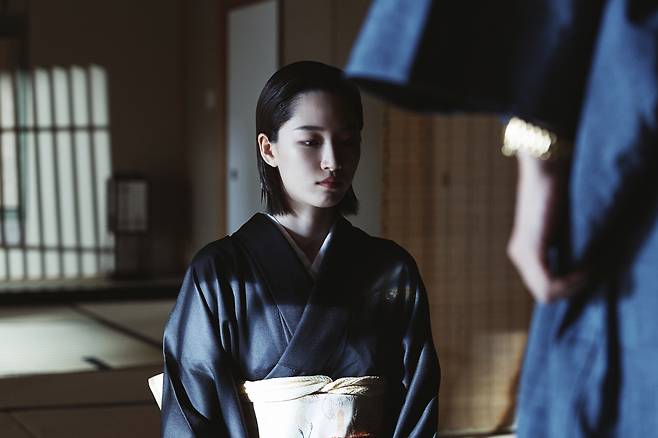 디즈니플러스 드라마 ‘메이드 인 코리아’에서 이케다 유지 역을 연기한 배우 원지안 출연장면. 사진 월트디즈니컴퍼니 코리아