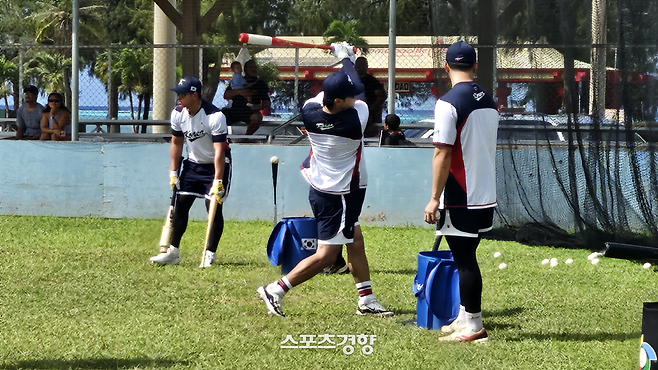 WBC 대표팀 김도영(가운데)과 안현민(왼쪽)이 사이판 올레아이 구장에서 나란히 타격훈련을 하고 있다. 사이판 | 심진용 기자