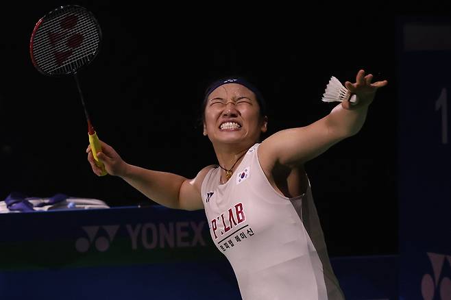 18일 인도오픈 여자 단식 결승에서 왕즈이를 꺾고 우승을 확정한 뒤 기뻐하는 안세영.   EPA연합뉴스