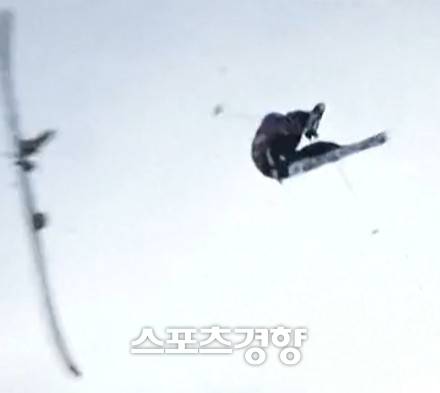 마테이 슈반체르의 스키가 점프와 함께 한 쪽이 날아가고 있다. CNN 캡처