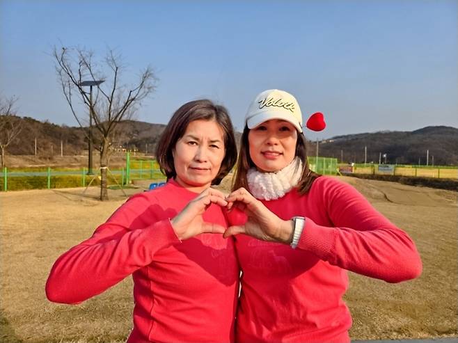 영진전문대 파크골프경영과를 함께 졸업하는 만학도 자매 박인숙(왼쪽)·박은숙씨가 포즈를 취하고 있다. 사진제공|영진전문대