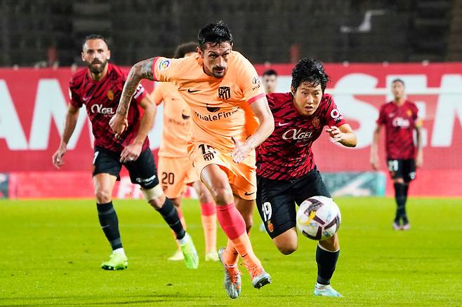 이강인이 마요르카에서 활약하던 2022년 11월 아틀레티코 마드리드전에서 스테판 사비치와 공을 다투고 있다. 무리키가 뒤에서 이들을 바라보고 있다. Getty Images코리아