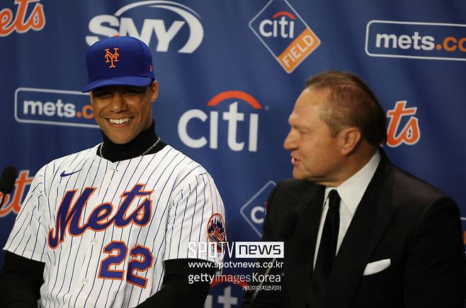 ▲ 스캇 보라스(오른쪽)는 지난해 FA 시장 당시 후안 소토에 메이저리그 역대 최대 규모 계약을 안겼다