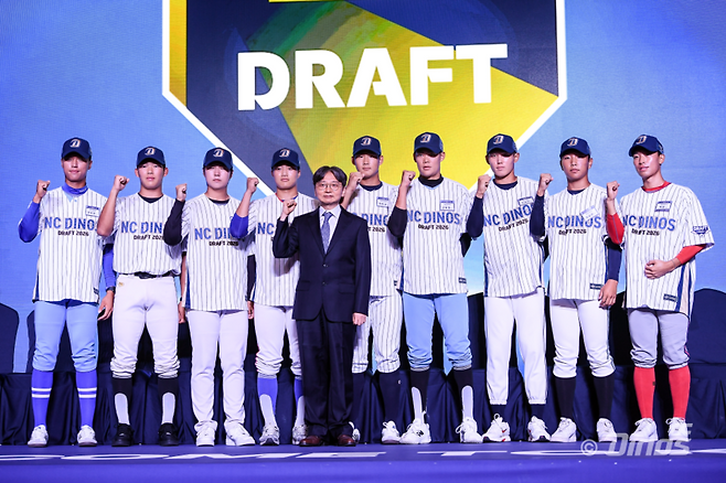 ▲ 왼쪽부터 NC 안지원, 고준희, 정튼튼, 김건, 임선남 단장, 이희성, 김요엘, 신재인, 최요한, 허 윤 ⓒ NC 다이노스