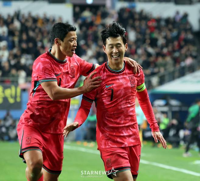 대표팀 주장 손흥민이 지난해 11월 대전월드컵경기장에서 열린  대한민국축구대표팀과 볼리비아(FIFA 랭킹 76위)와의 친선경기에서 후반전 초반 프리킥을 성공시킨 후 황희찬과 기뻐하고 있다. /사진=강영조 선임기자