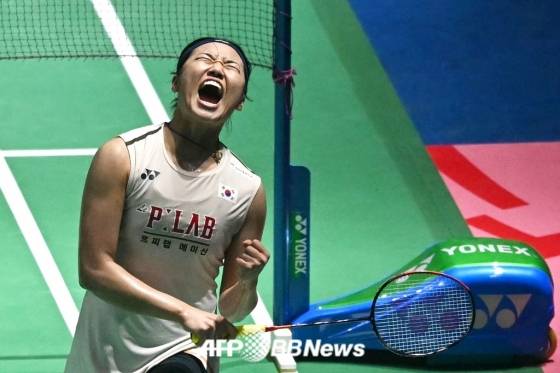 안세영이 18일(한국시간) 인도 뉴델리에 위치한 인디라 간디 스포츠 콤플렉스에서 펼쳐진 세계배드민턴연맹(BWF) 월드투어 슈퍼 750 인도오픈 여자 단식 결승전에서 왕즈이를 2-0(21-13, 21-11)으로 승리한 뒤 포효하고 있다. /AFPBBNews=뉴스1