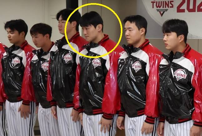 LG 신인 김동현(노란색 원)이 지난 6일 서울 잠실야구장에서 열린 2026 LG 트윈스 신년 인사회에서 인사하고 있다. /사진=LG 트윈스 제공